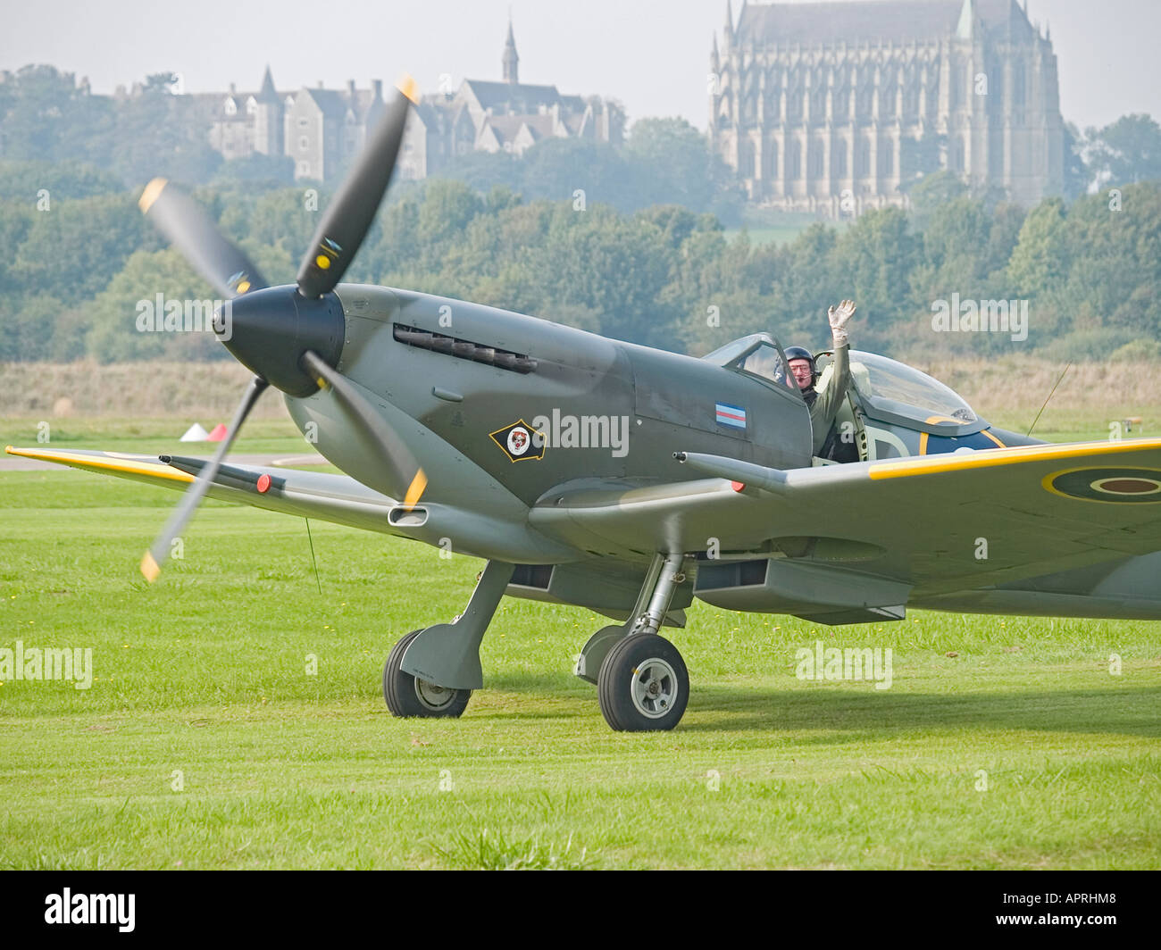 Guerra Mondiale 2 Spitfire da combattimento aereo taxi-ing a Shoreham Visualizzazione aria Sussex Regno Unito 2006 Foto Stock