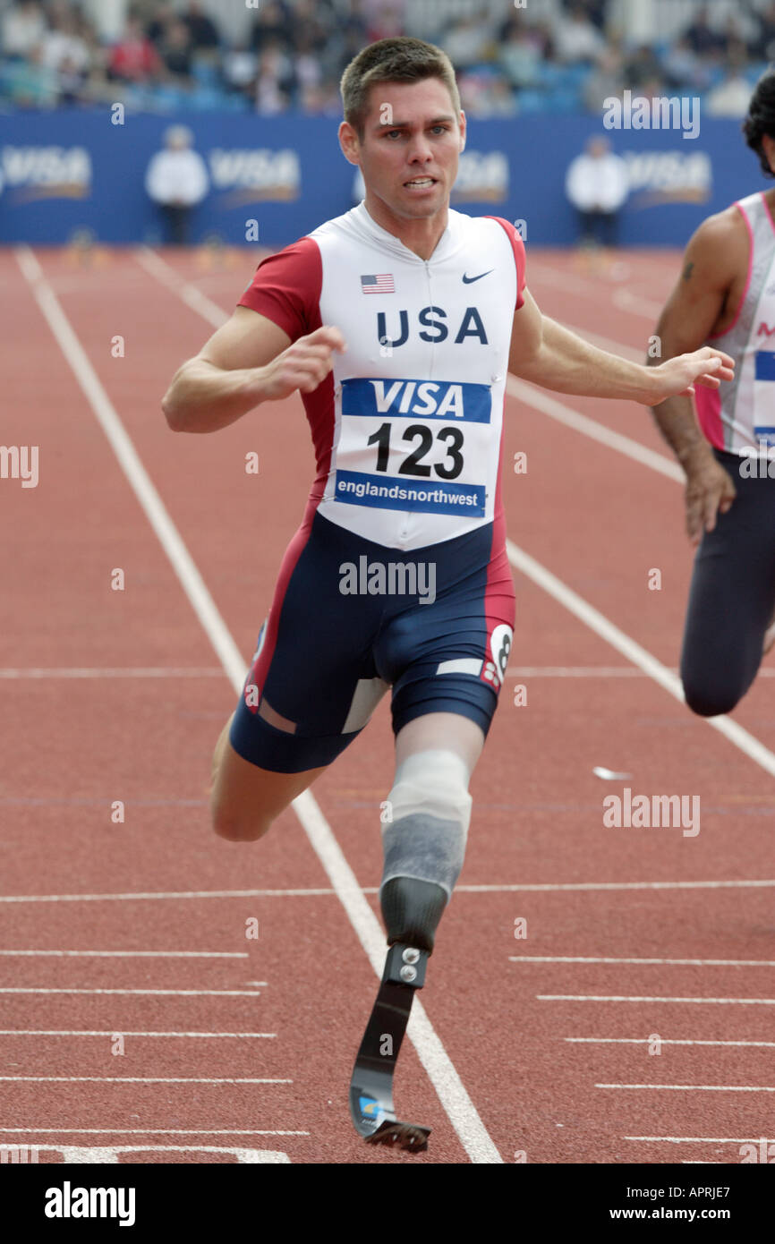 Danny ANDREWS USA le gare per la linea del traguardo in uomini s T44 100m sprint Foto Stock