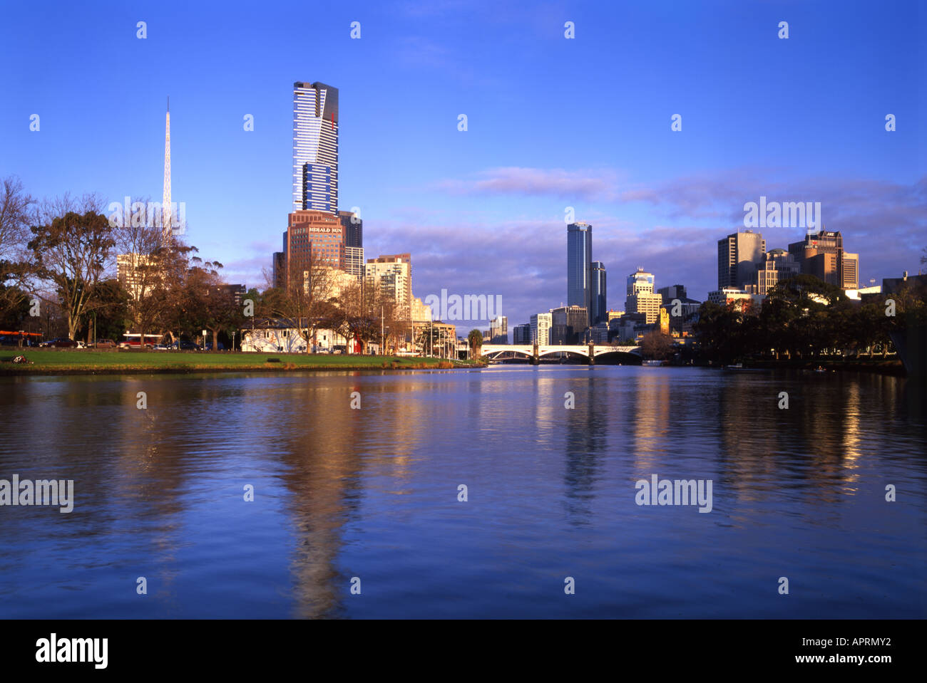 Fiume Yarra con Victoria Arts Centre Eureka Tower Princes Ponte Rialto Tower e il CBD Melbourne Victoria Australia Foto Stock