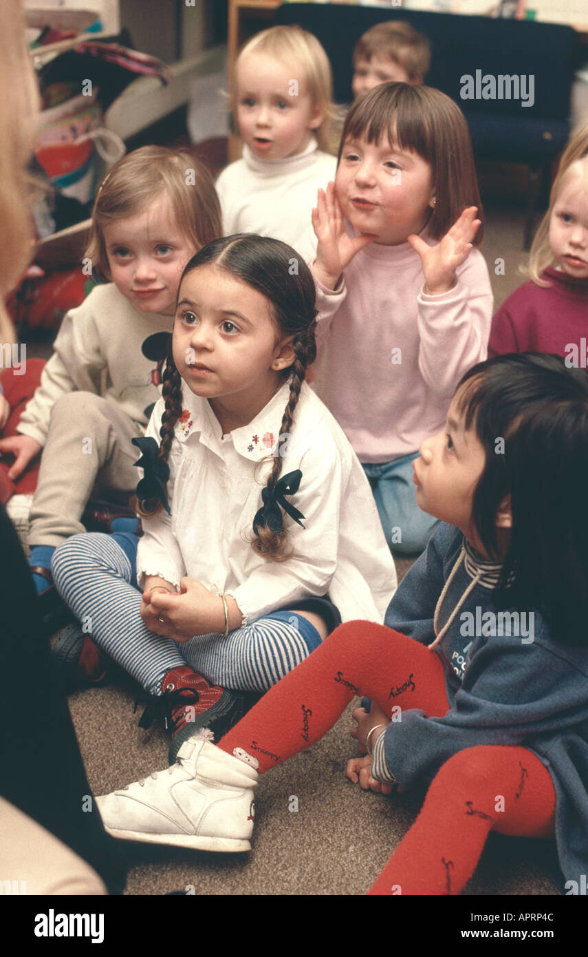 Bambini della scuola materna ascoltando una storia Foto Stock