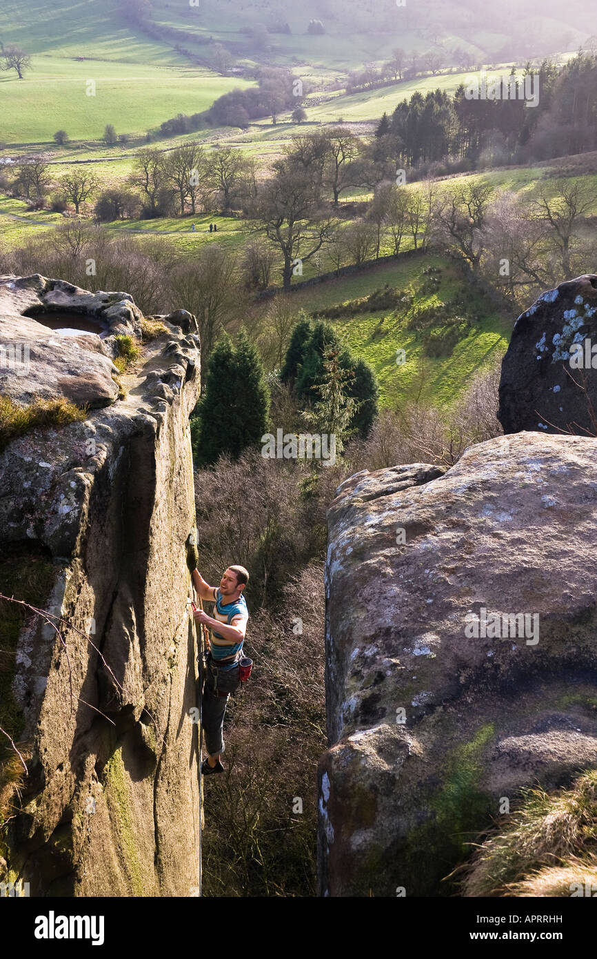 Rocciatore su Cratcliff Tor, Harthill Moor, Parco Nazionale di Peak District, Derbyshire, England, Regno Unito Foto Stock