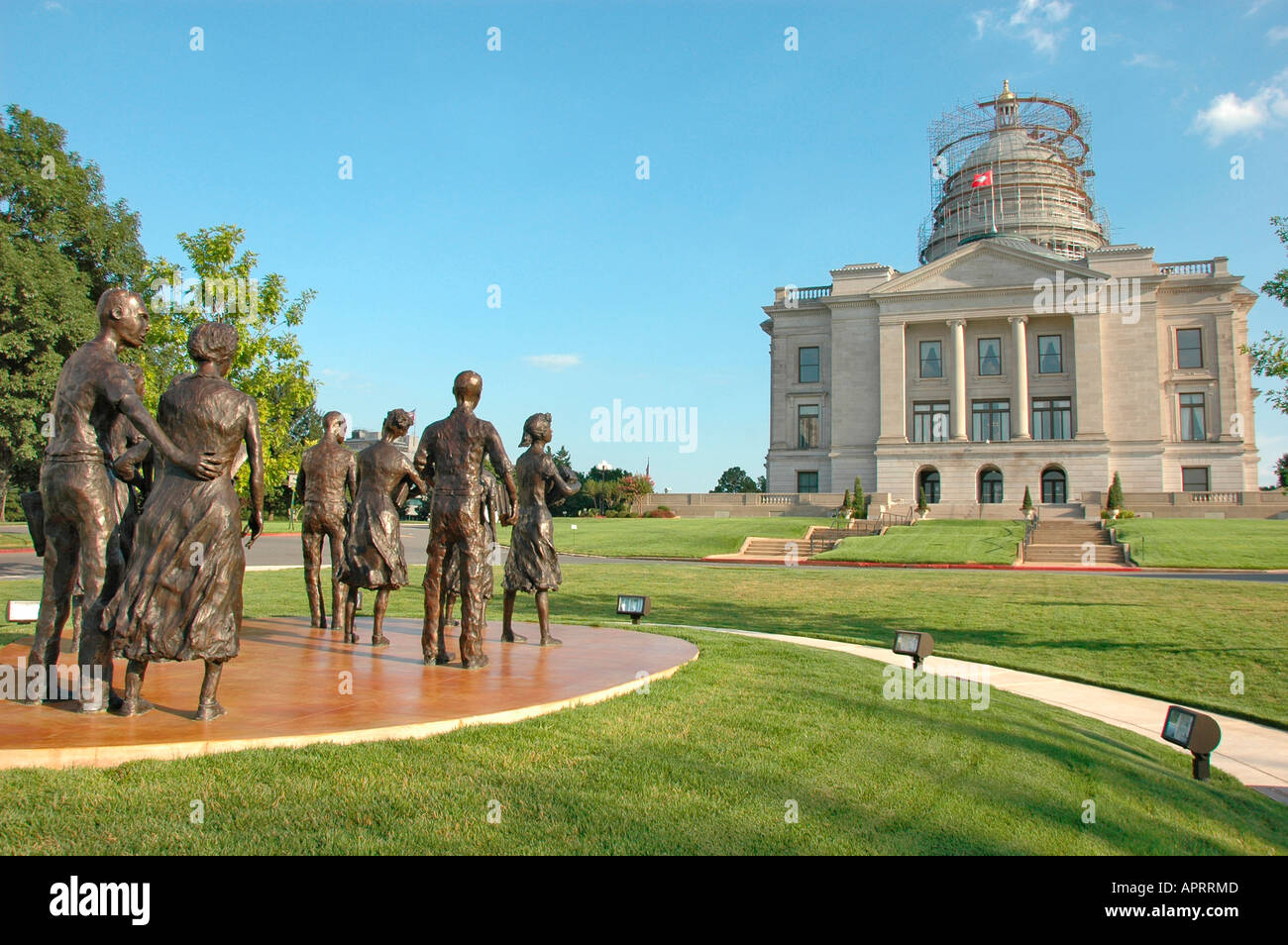 State Capitol a Little Rock Arkansas, dove Bill Clinton era governatore, con La statua Di Little Rock Nine testamentario alle politiche razziali e all'istruzione Foto Stock