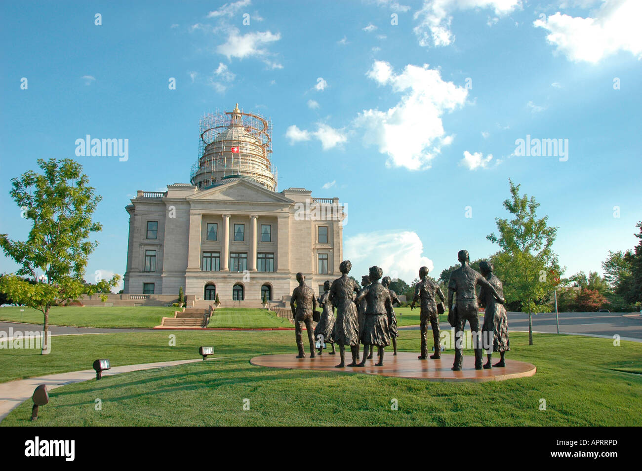 State Capitol a Little Rock Arkansas, dove Bill Clinton era governatore, con La statua Di Little Rock Nine testamentario alle politiche razziali e all'istruzione Foto Stock