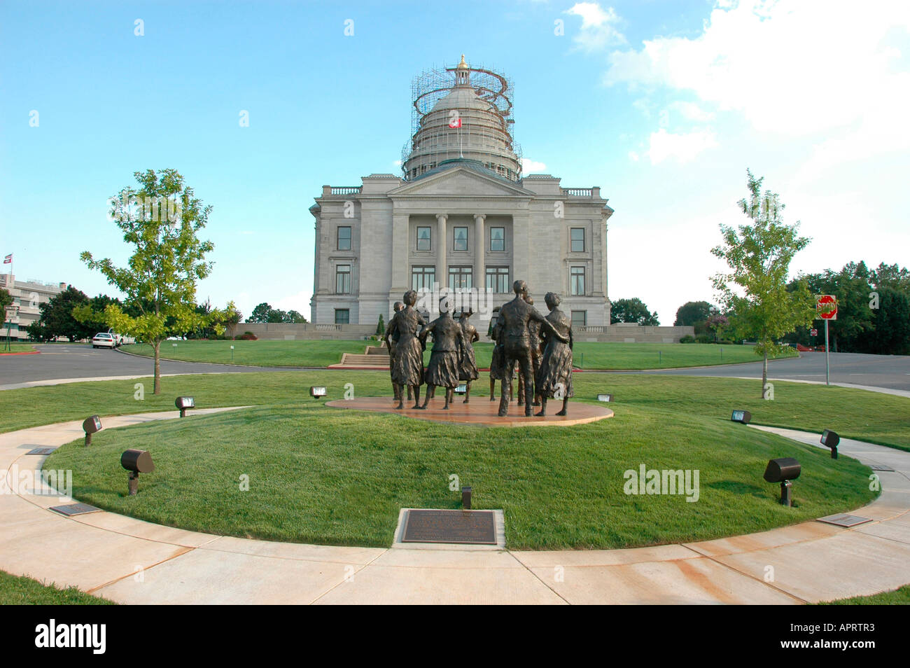 State Capitol a Little Rock Arkansas con il Little Rock nove statua testamento educativo proteste segregazione razziale polarizza USA America Foto Stock