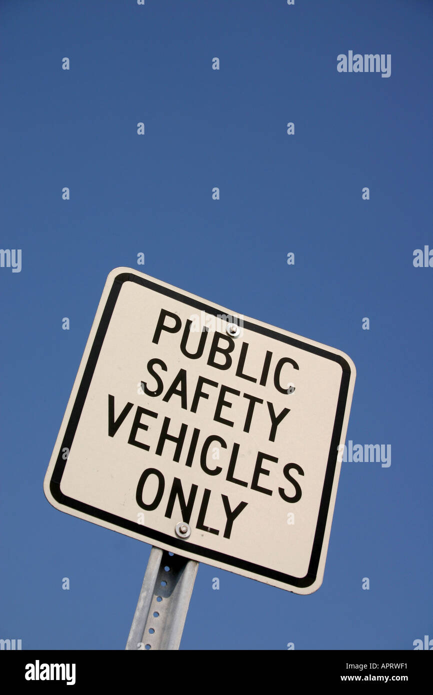 Pubblica Sicurezza veicoli solo segno Clearwater Beach, Florida, Stati Uniti d'America Foto Stock