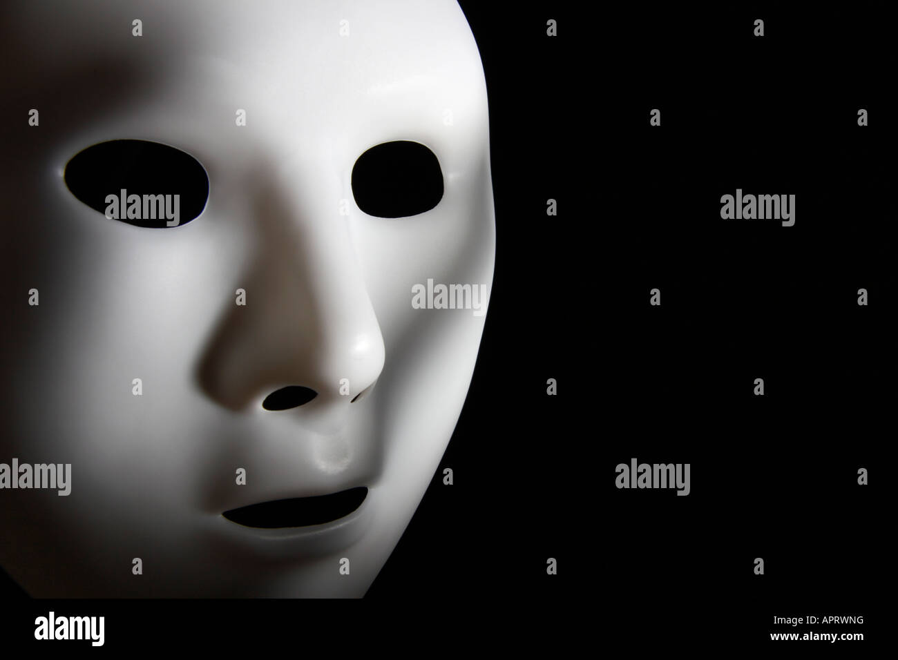 Una maschera per il viso al buio. Foto Stock