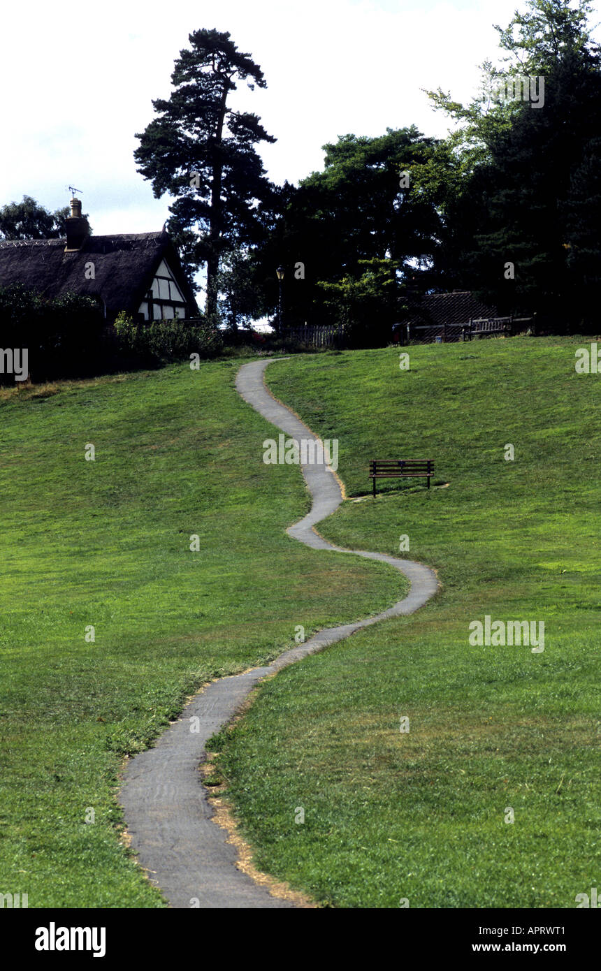 Un percorso in salita di avvolgimento, Abbazia campi, Kenilworth, Warwickshire, Inghilterra, Regno Unito Foto Stock