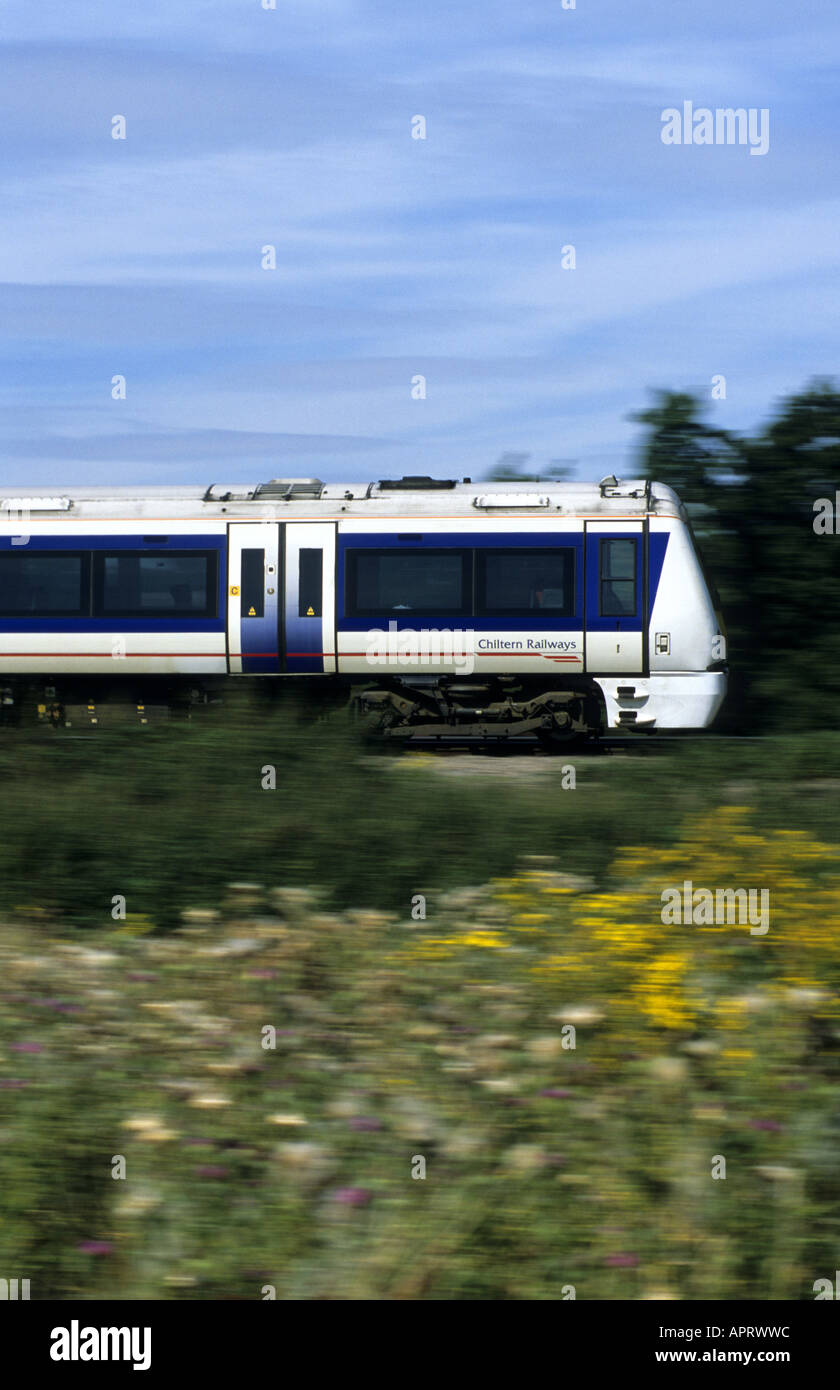 Chiltern Railways treno diesel in velocità, Warwickshire, Inghilterra, Regno Unito Foto Stock