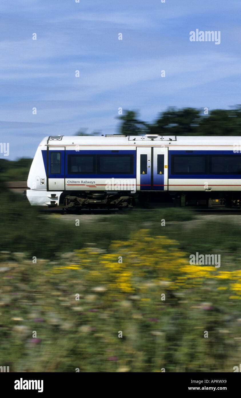 Chiltern Railways treno diesel in velocità, Warwickshire, Inghilterra, Regno Unito Foto Stock