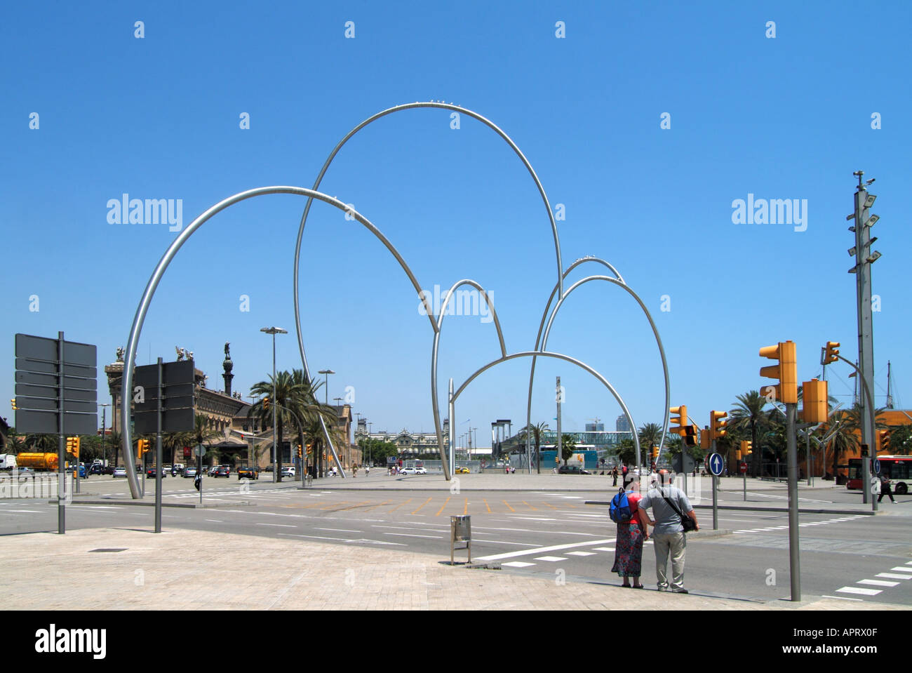 Scultura tubolare in acciaio inossidabile sulla rotatoria e gli incroci stradali in Piazza Les Drassanes vicino al porto di Barcellona Catalogna Spagna Europa UE Foto Stock