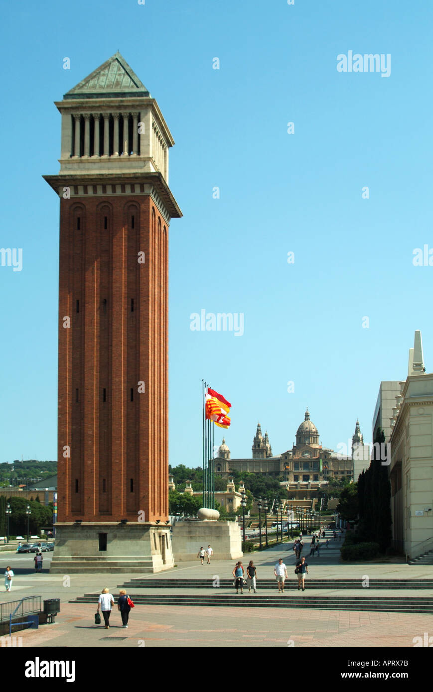 Barcellona Museu Nacional d'arte affiancato da piazza torre alta Foto Stock