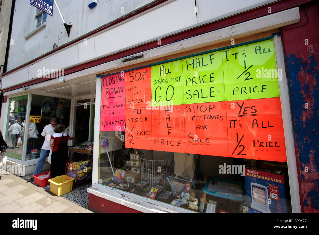 Shop fronti e visualizza la finestra in Devizes Wiltshire Foto Stock