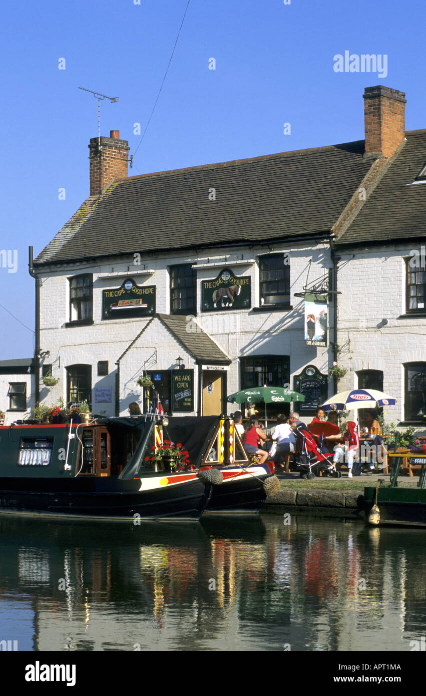 Il Capo di Buona Speranza pub dal Grand Union Canal, Warwick, Warwickshire, Inghilterra, Regno Unito Foto Stock