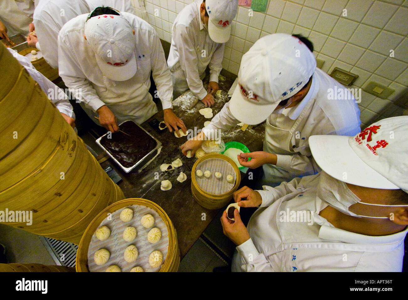 Xiaolongbao o gnocco di maiale arrotolata attorno al Ristorante Dintaifung Taipei Taiwan Foto Stock