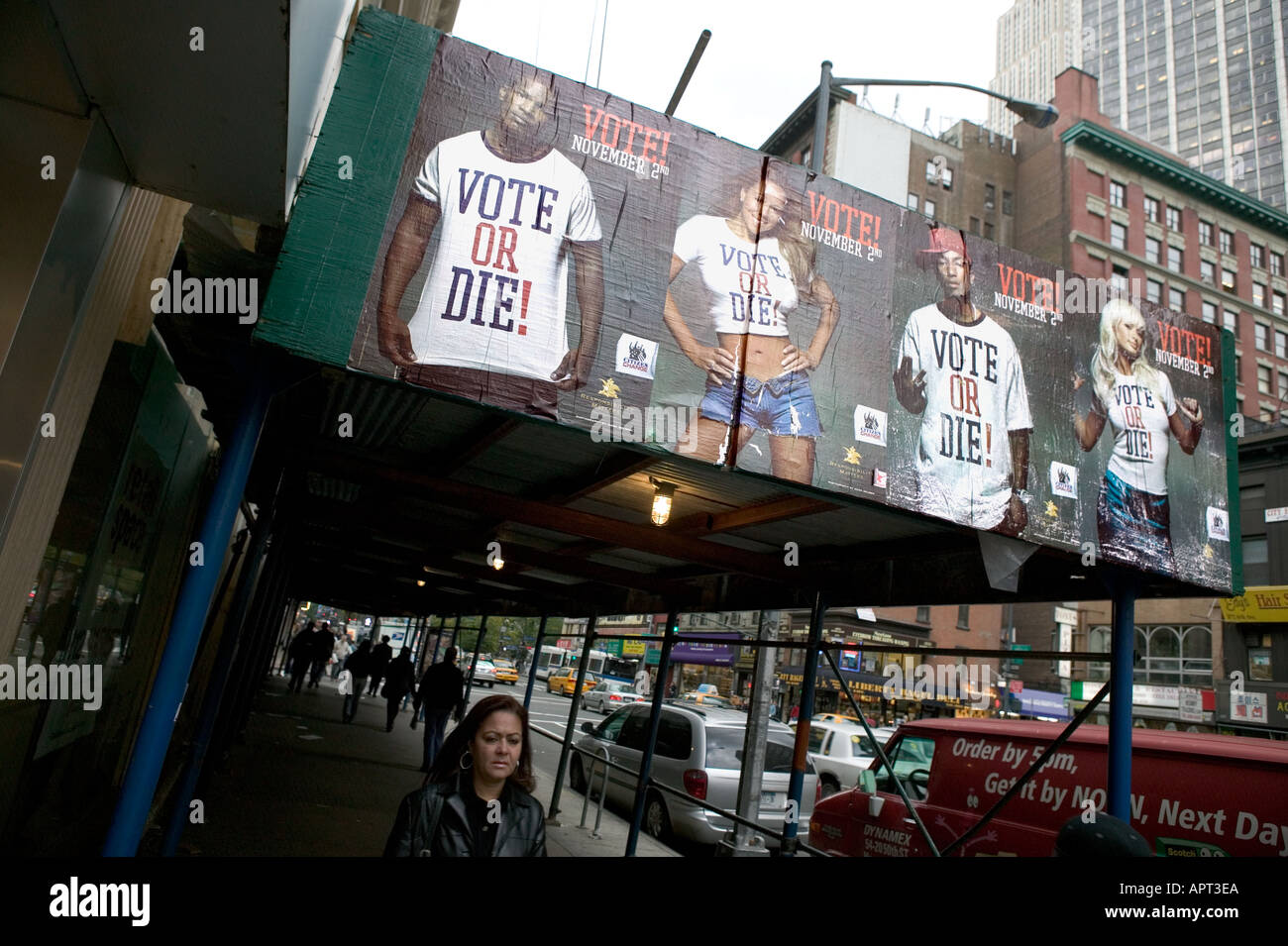 Voto o morire pre presidential 2004 campagna sul ponteggio in New York STATI UNITI D'AMERICA Gennaio 2005 Foto Stock