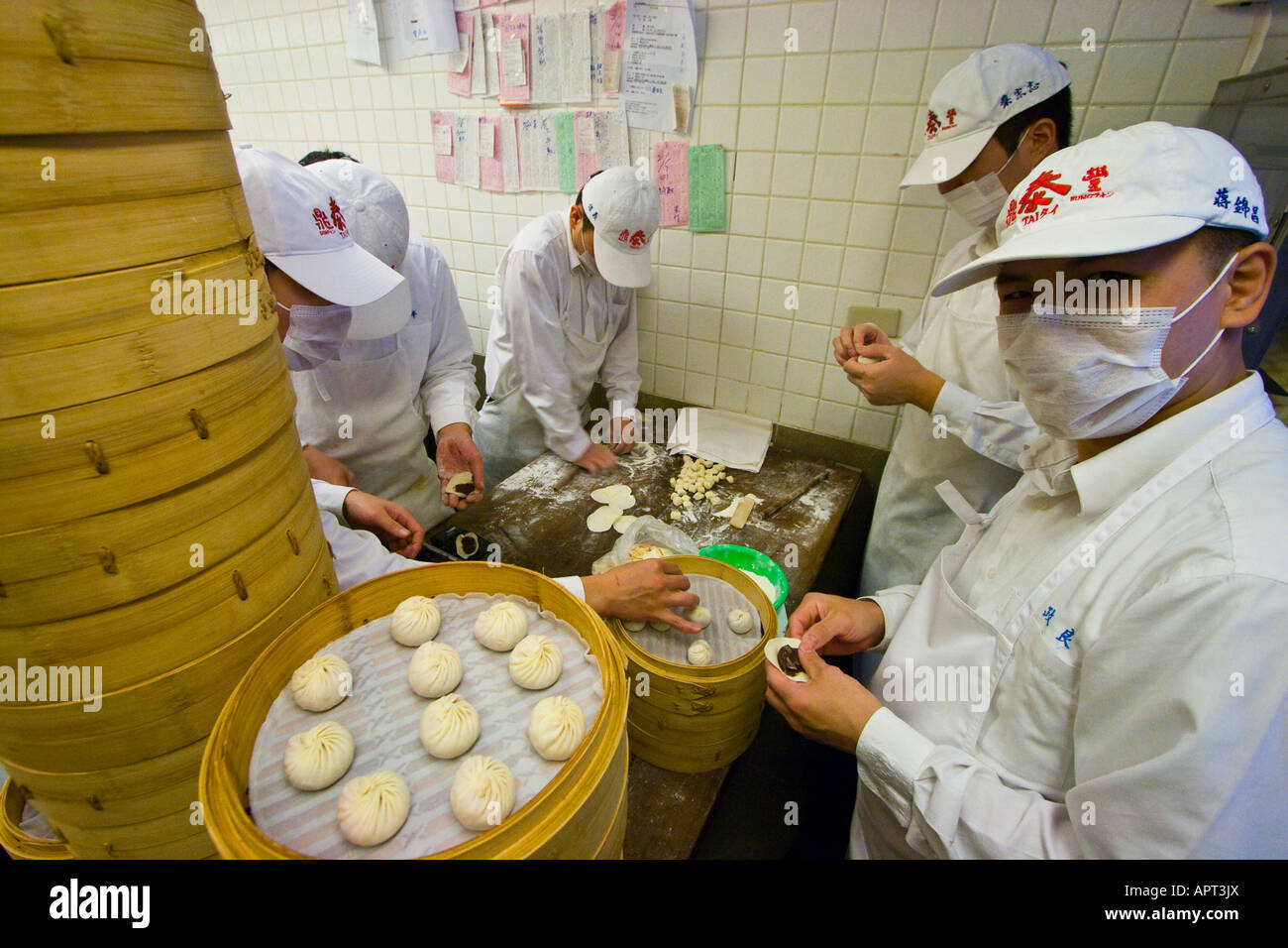 Xiaolongbao o gnocco di maiale arrotolata attorno al Ristorante Dintaifung Taipei Taiwan Foto Stock