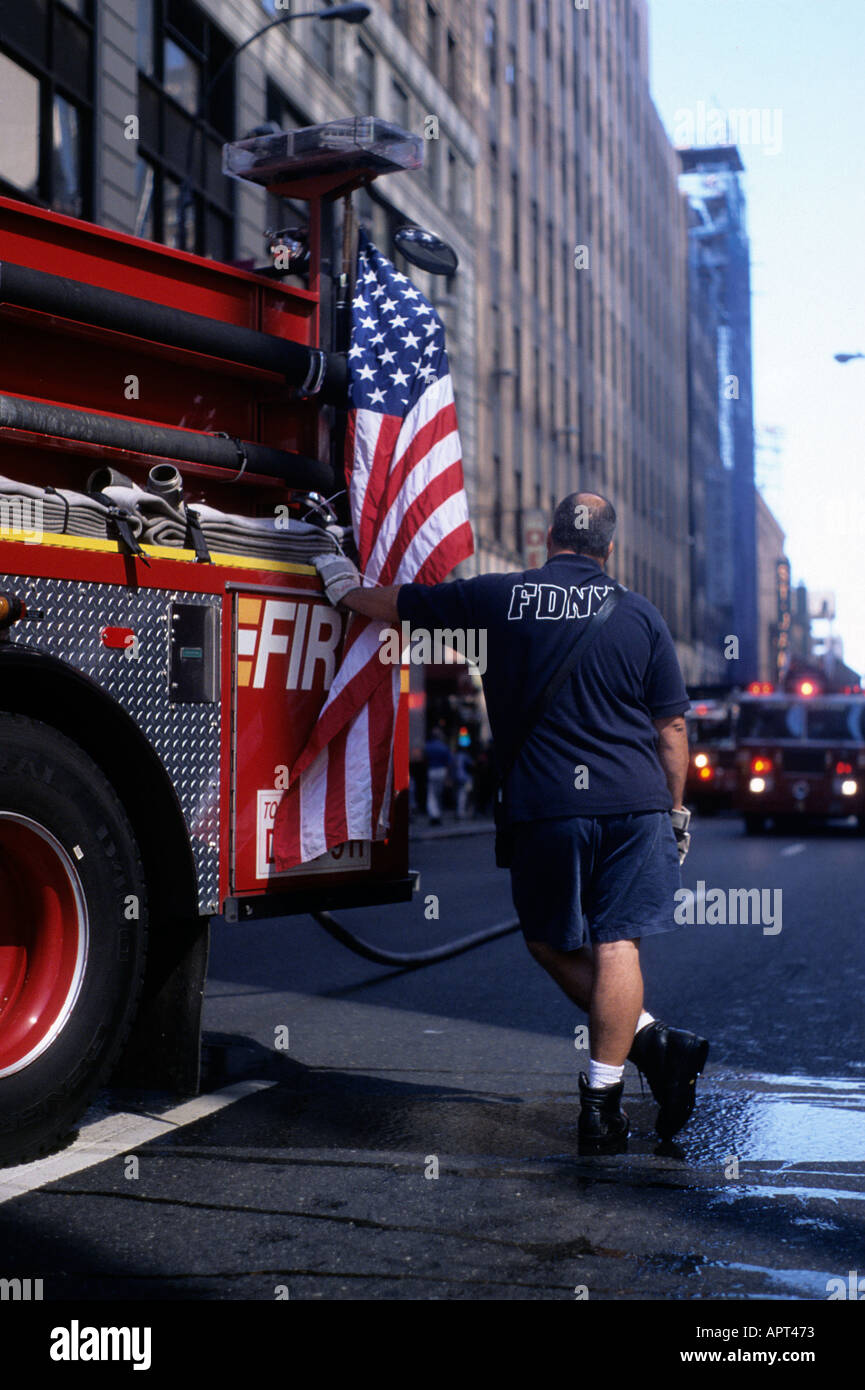 FDNY firefighter sorge dal motore Fire in New York City USA Settembre 2004 Foto Stock