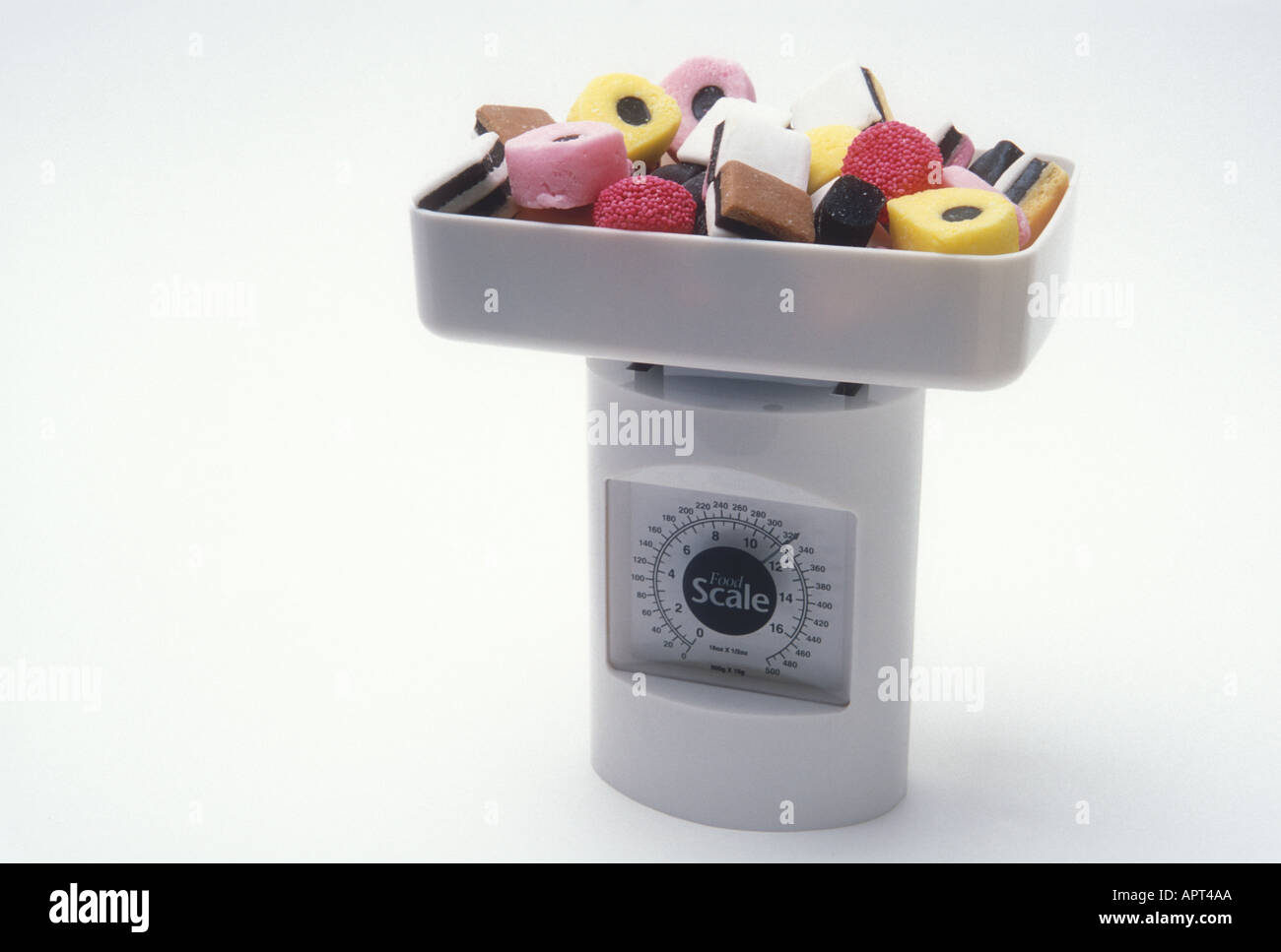Un assortimento di caramelle sulla scala di cibo Foto Stock