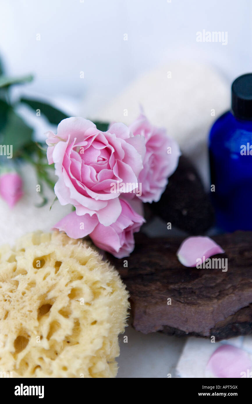 La salute naturale e la bellezza: oli essenziali, rose, spugna naturale. Foto Stock