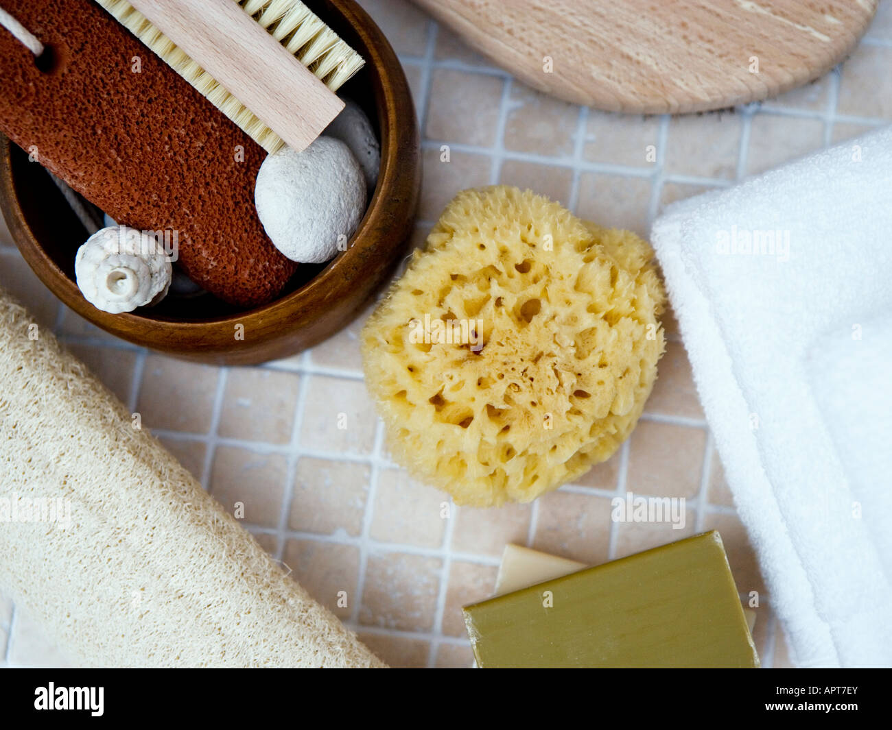 Impostazione del bagno compreso: saponi vegetali, spugna naturale, asciugamani di cotone, scrub del corpo shott sulla superficie di pietra Foto Stock