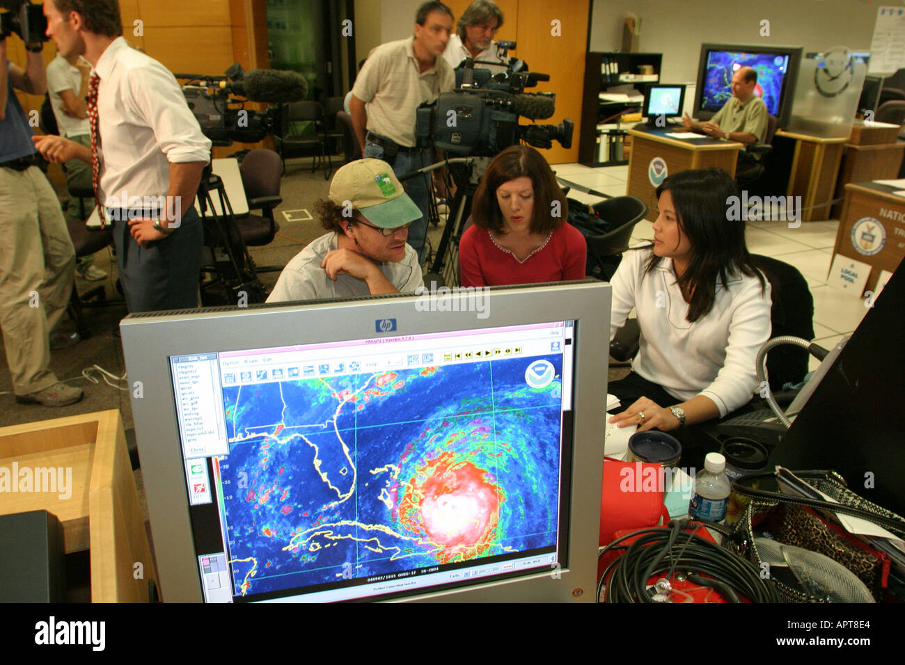 Miami Florida,NOAA,Servizio meteorologico Nazionale,Centro Nazionale Hurricane,centro,giornalisti televisivi,meteorologi,monitoraggio meteo,Hurricane Frances,co Foto Stock