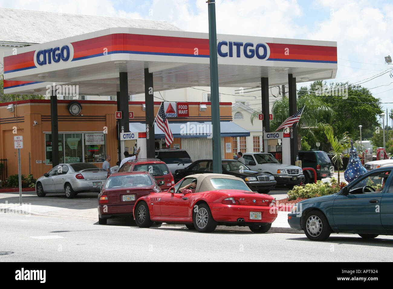 Miami Florida,Little Havana,Calle Ocho,meteo,uragano Frances avvicinarsi,automobilisti riempire carri armati,panico acquisto crea lunghe code,FL0902040064 Foto Stock