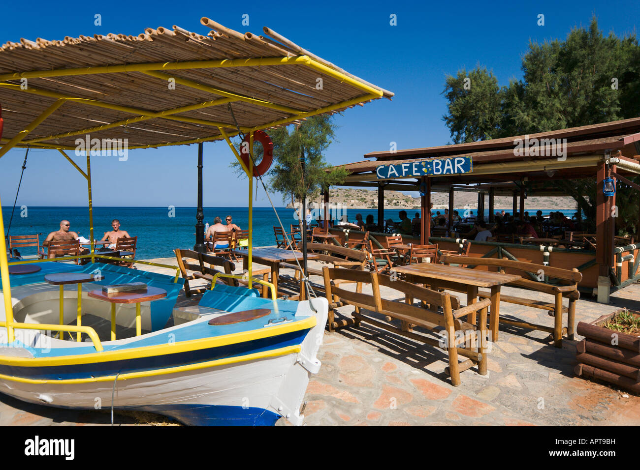 Taverna sulla spiaggia, Plaka, vicino a Elounda, provincia di Lasithi, costa nord di Creta, Grecia Foto Stock