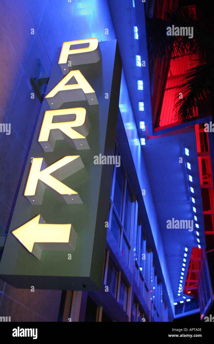 Miami Beach Florida,informazioni,messaggio,pubblicità,banner,annuncio,avviso,parcheggio,luci colorate,faretti,edificio per uffici,posto di lavoro,finestre,curre Foto Stock