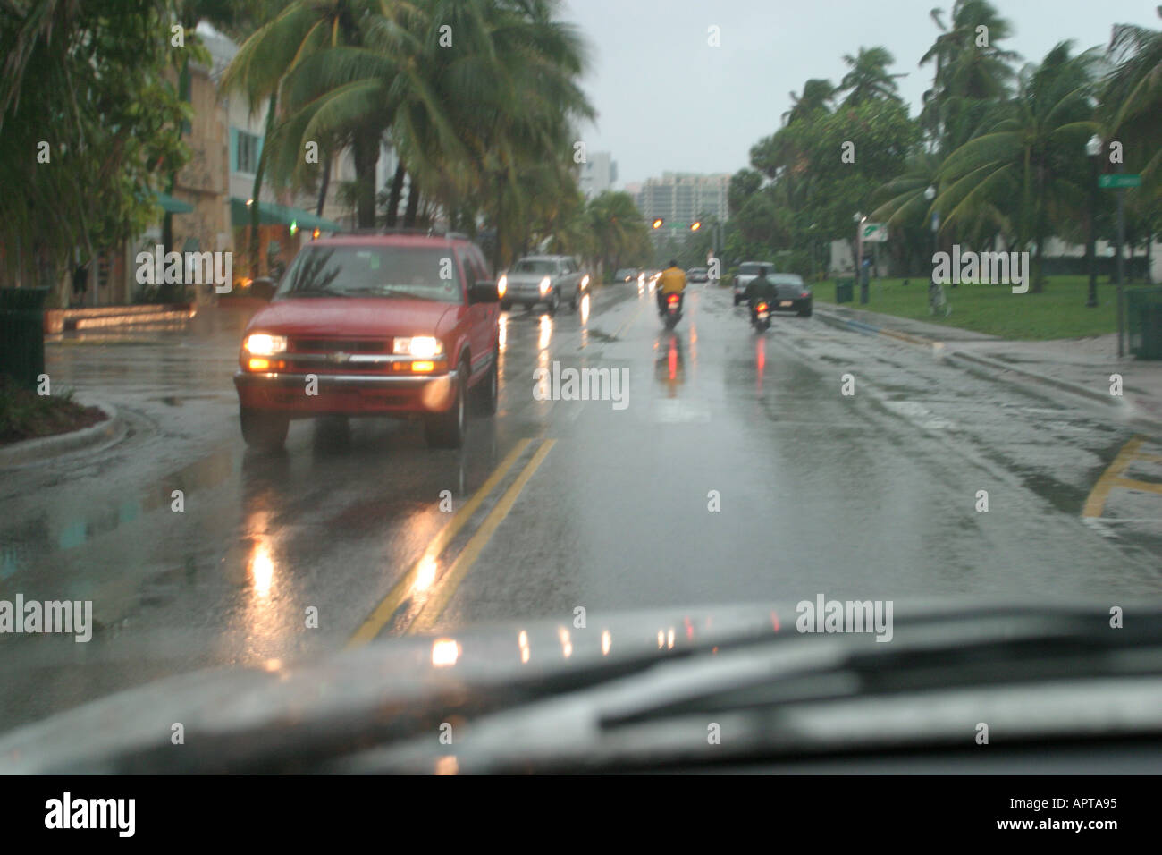 Miami Beach Florida, South Beach, Ocean Drive, meteo, Hurricane Jeanne Feeder band, pioggia, vento, traffico, trasporto, veicoli, vista attraverso il vento del veicolo Foto Stock