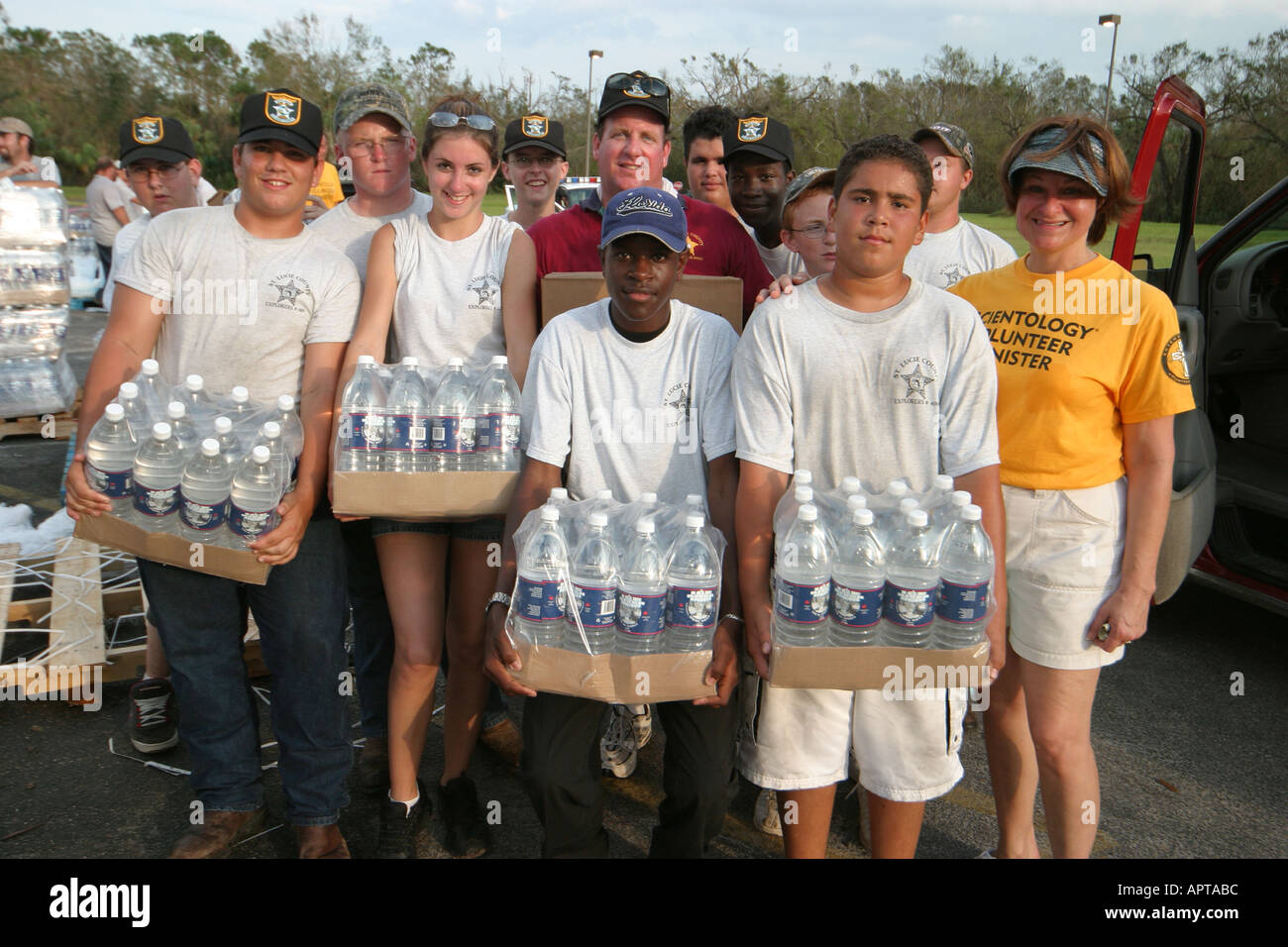 Vero Beach Florida,teen teenager teenager studenti giovani studenti giovani,volontari volontari volontari aiutare a lavorare mano, offrire gratuitamente bo Foto Stock