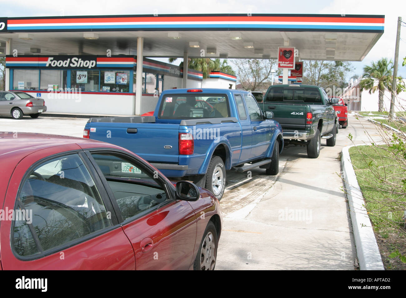 Vero Beach Florida, distributore di benzina, benzina, linee dopo il tempo, uragano Jeanne, disastro climatico, tempesta tropicale grave, natura, ciclone, danni da vento, distruttiti Foto Stock