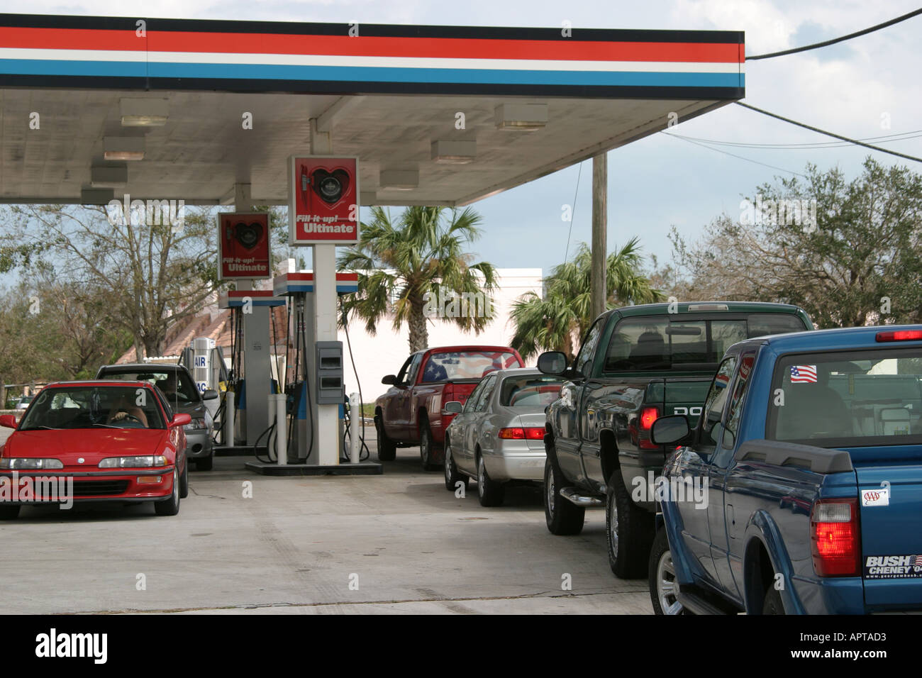 Vero Beach Florida, distributore di benzina, benzina, linee dopo il tempo, uragano Jeanne, disastro climatico, tempesta tropicale grave, natura, ciclone, danni da vento, distruttiti Foto Stock