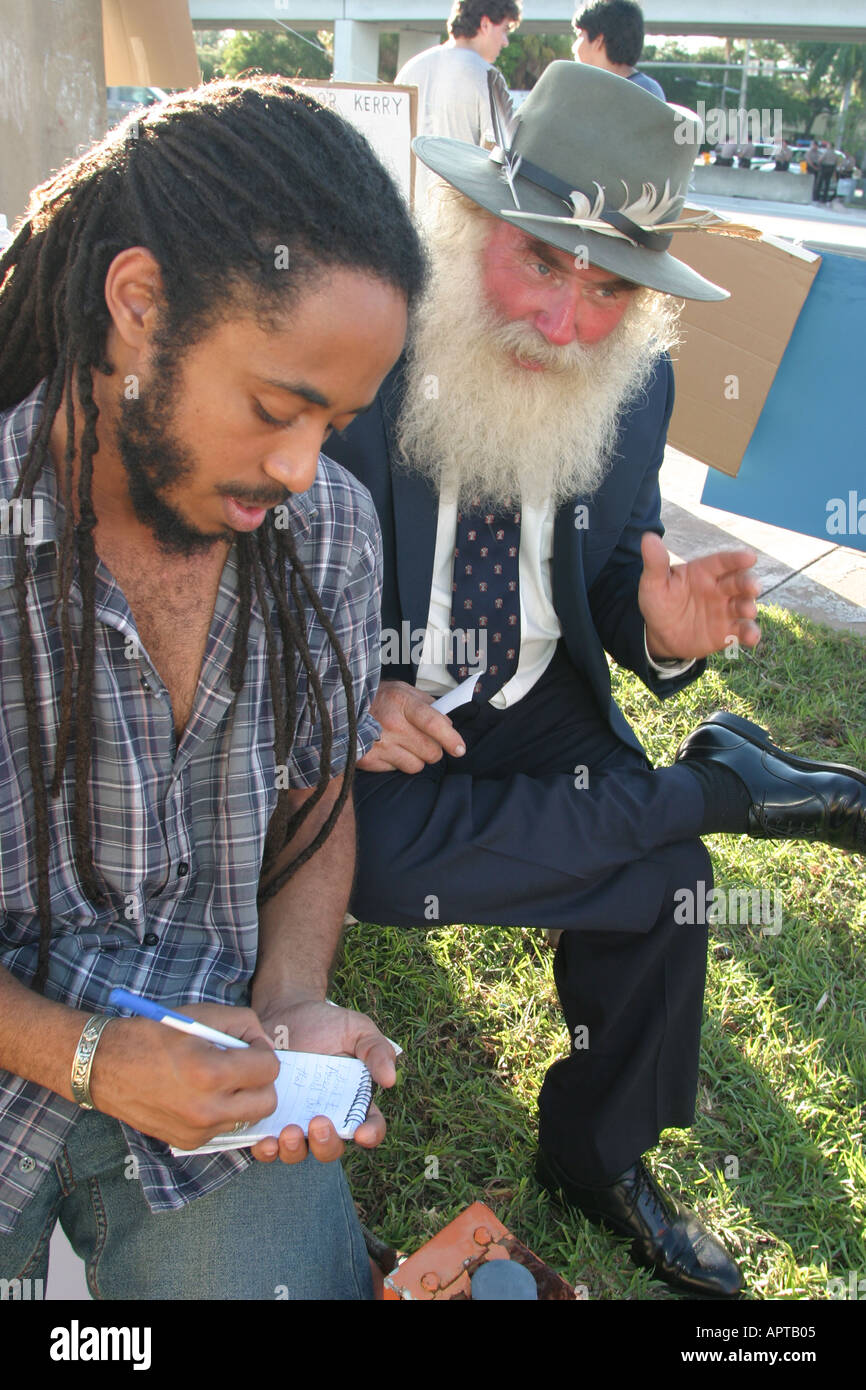 Miami Florida,Coral Gables,University of Miami,First Bush Kerry Presidential discusse,campagna,protesta,Black adult,adults,man men maschio,boy boys ki Foto Stock