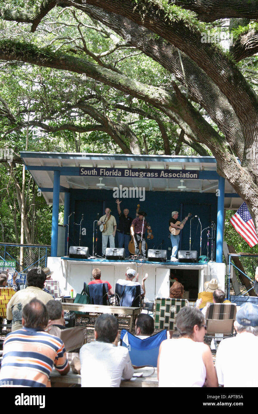 North Miami Beach Florida,South Florida Bluegrass Association,festival mensile,fiera dei festival,musica country,band,pubblico,folla,musicisti,palcoscenico,FL1003 Foto Stock
