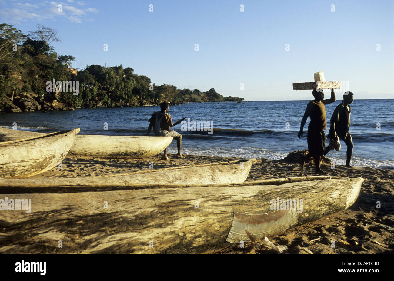 Il Malawi Africa Orientale piroga Canoe sulla spiaggia di Nkhata Bay Foto Stock