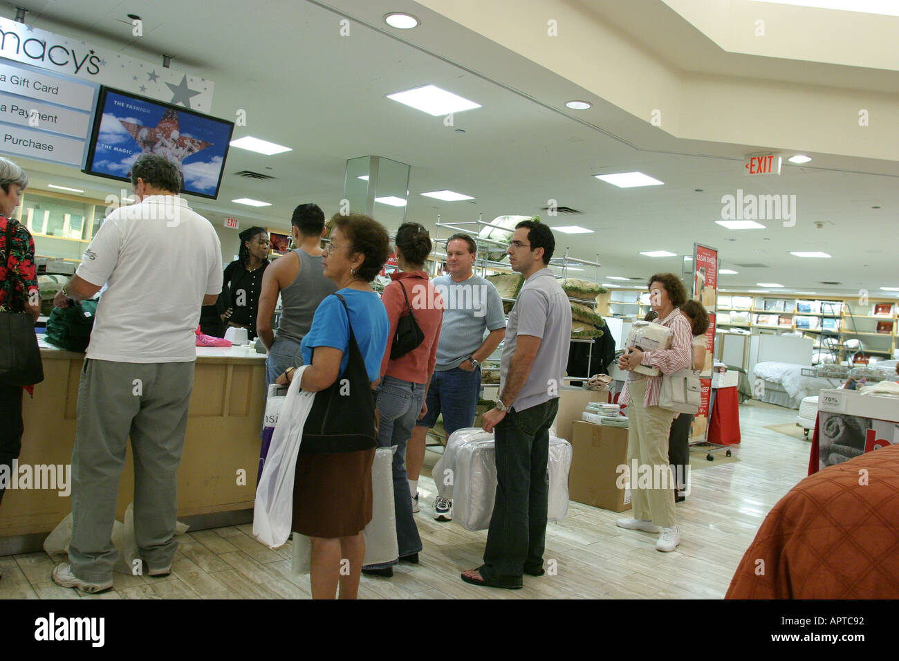 Miami Florida,Aventura,Aventura Mall,grandi magazzini Macy's,consumismo,pagamento transazione paga acquisti d'acquisto,economia,vendite al dettaglio,mercato,cura Foto Stock