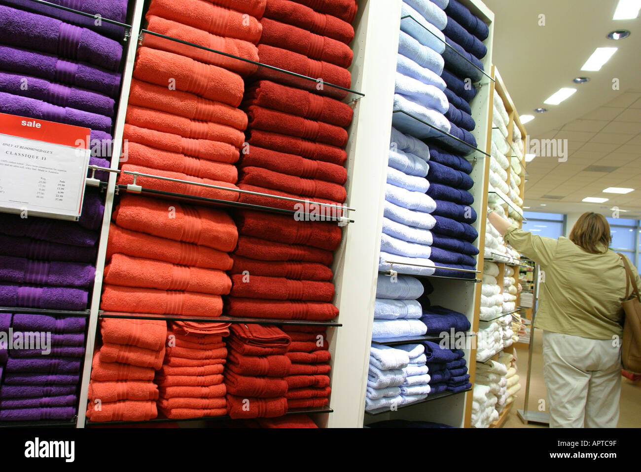 Miami Florida,Aventura,Aventura Mall,grandi magazzini Macy's,consumismo,pagamento transazione paga acquisti d'acquisto,economia,vendite al dettaglio,mercato,cura Foto Stock