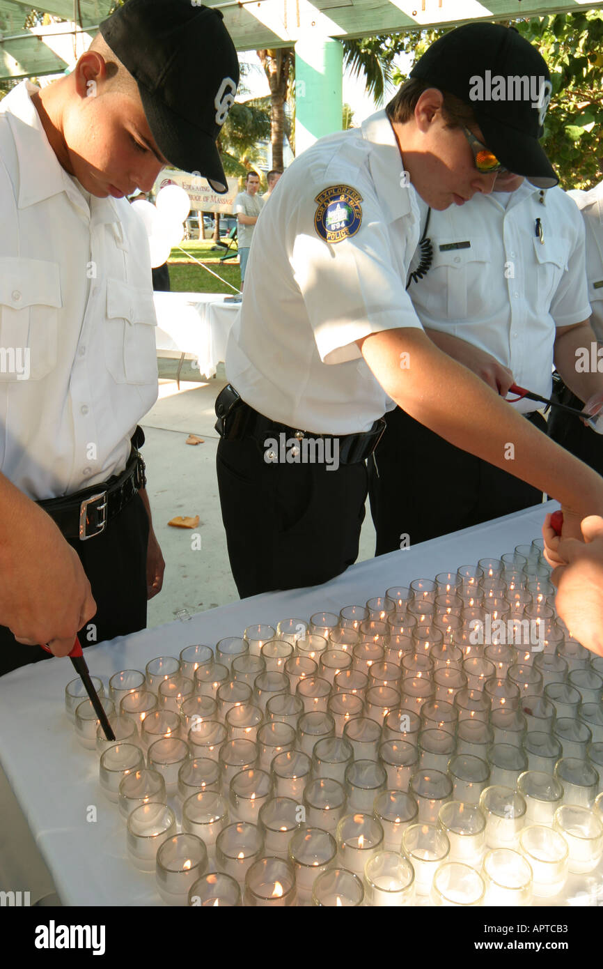 Miami Beach Florida, Ocean Drive, Lummus Park, evento di marzo sulla violenza domestica, Safespace Foundation, forze dell'ordine, esploratori della polizia, veglia a lume di candela, visi Foto Stock