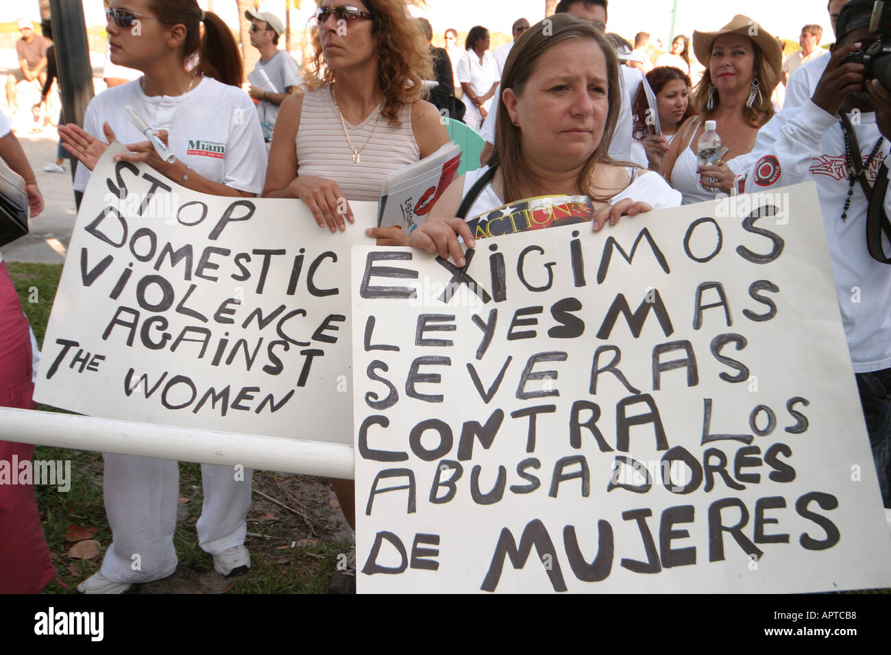 Miami Beach Florida, Ocean Drive, Lummus Park, evento di marzo violenza domestica, Safespace Foundation, donne, femmine, Hold Signs, informazioni, annuncio, Spani Foto Stock