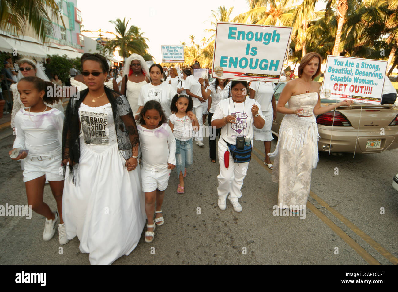 Miami Beach Florida,Ocean Drive,Lummus Park,South Beach,Ocean Drive,Domestic violence March Safespace Foundation,manifestanti,insegne,informazioni,annuncio Foto Stock