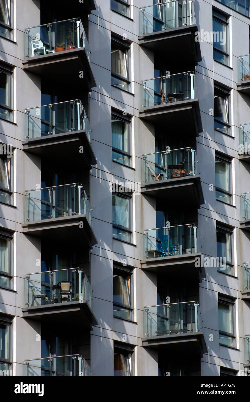 La vita in città residenziale di blocchi di appartamenti nel centro di Birmingham Inghilterra Foto Stock