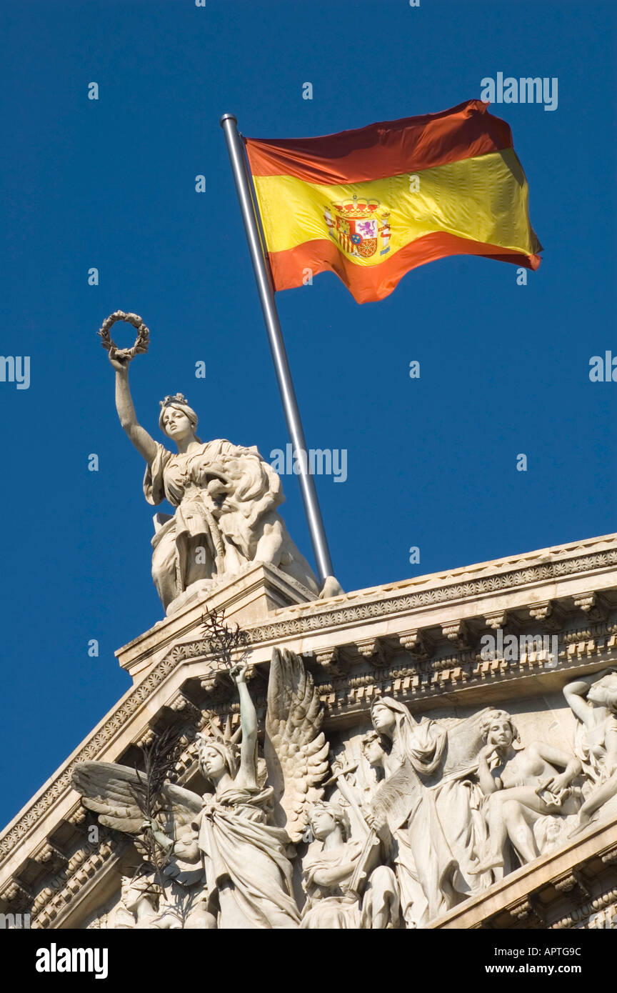 Bandiera spagnola sulla parte superiore della Biblioteca Nazionale Bibloteca Nacional Madrid Spagna Foto Stock