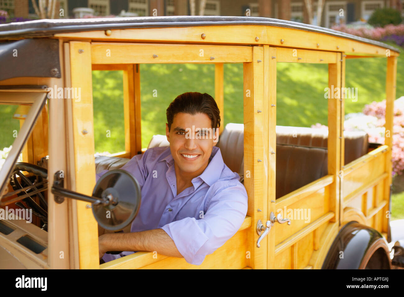 Uomo egiziano la guida vecchia auto Foto Stock