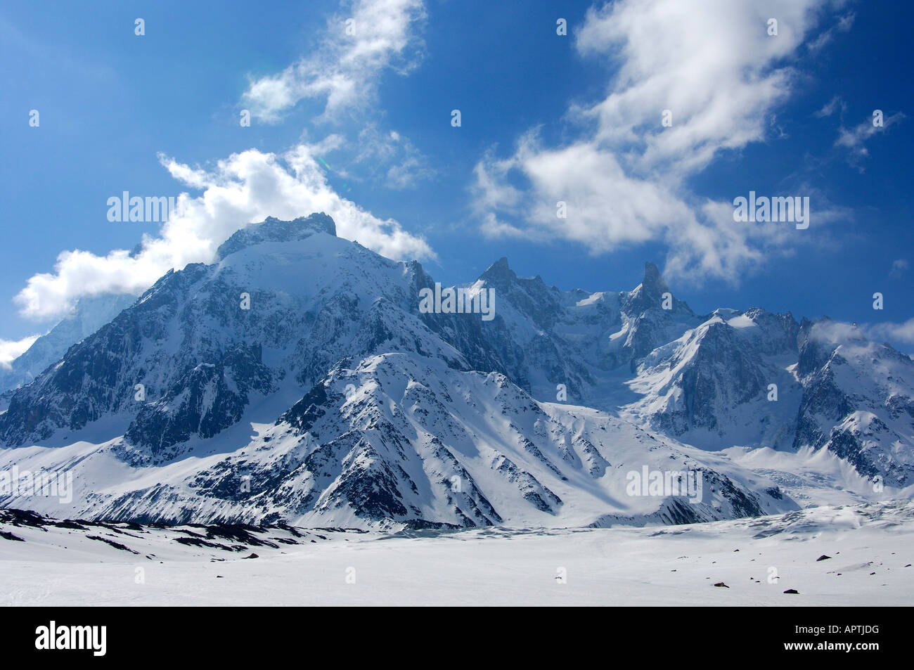 Sul ghiacciaio Mer de Glace Dome de Rochefort 4015 m Arret de Rochefort Dent du Geant 4013 m Chamonix Haute Savoie Francia Foto Stock