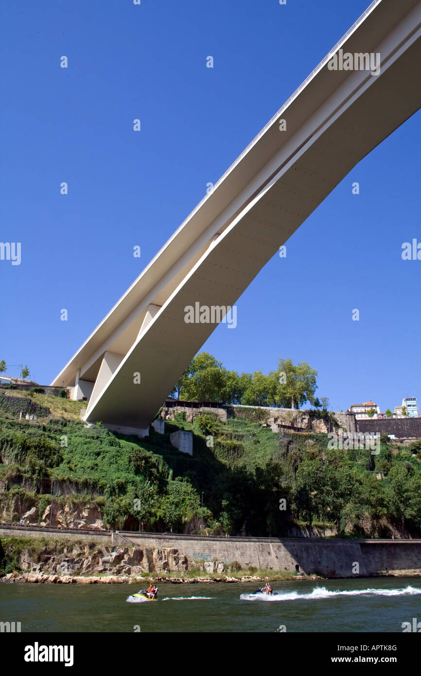 Infante ponte di Porto, Portogallo. Collega di Porto e di Vila Nova de Gaia oltre il fiume Douro. Un progetto di António da Fonseca. Foto Stock