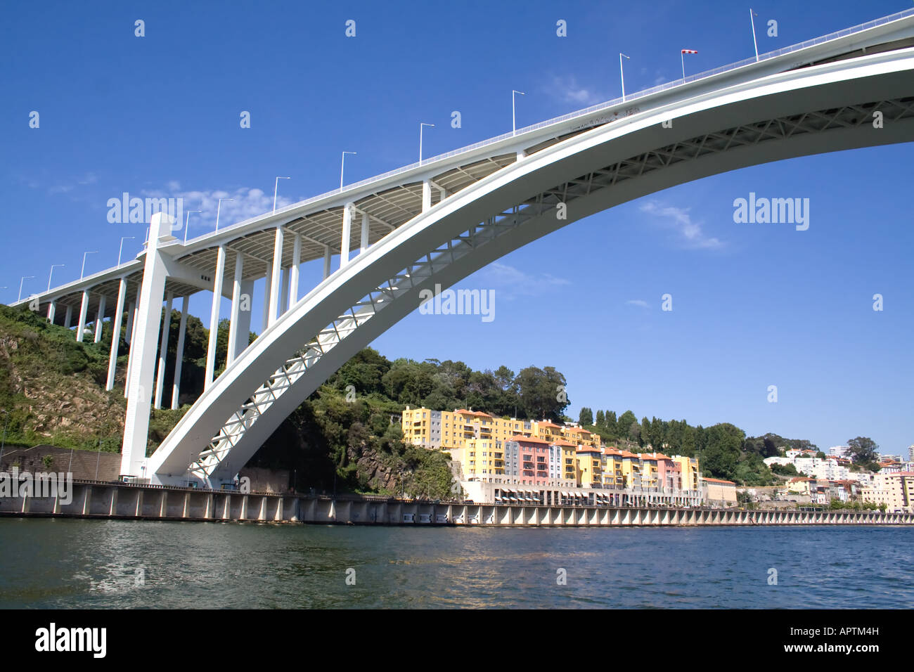 Ponte di Arrabida in Porto, Portogallo. Collega di Porto e di Vila Nova de Gaia oltre il fiume Douro. Proiettata da Edgar Cardoso. Foto Stock