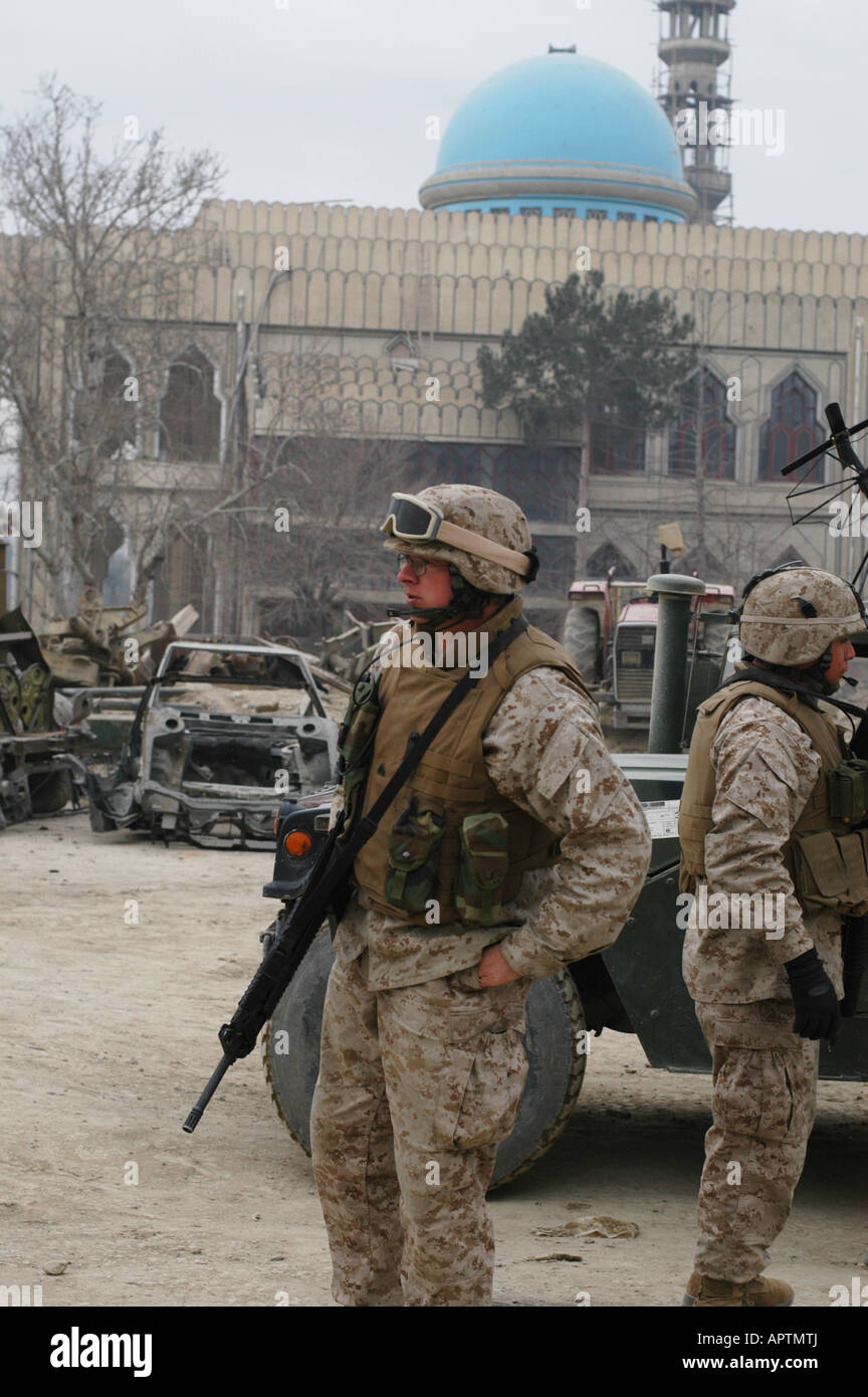 Oriente Afghanistan Gennaio 2005 noi soldati dell esercito in base a Khost .i soldati di pattuglia al di fuori delle moschee Foto Stock
