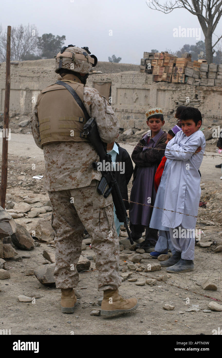 Oriente Afghanistan Gennaio 2005 noi soldati dell esercito in base a Khost .soldato con i bambini Foto Stock