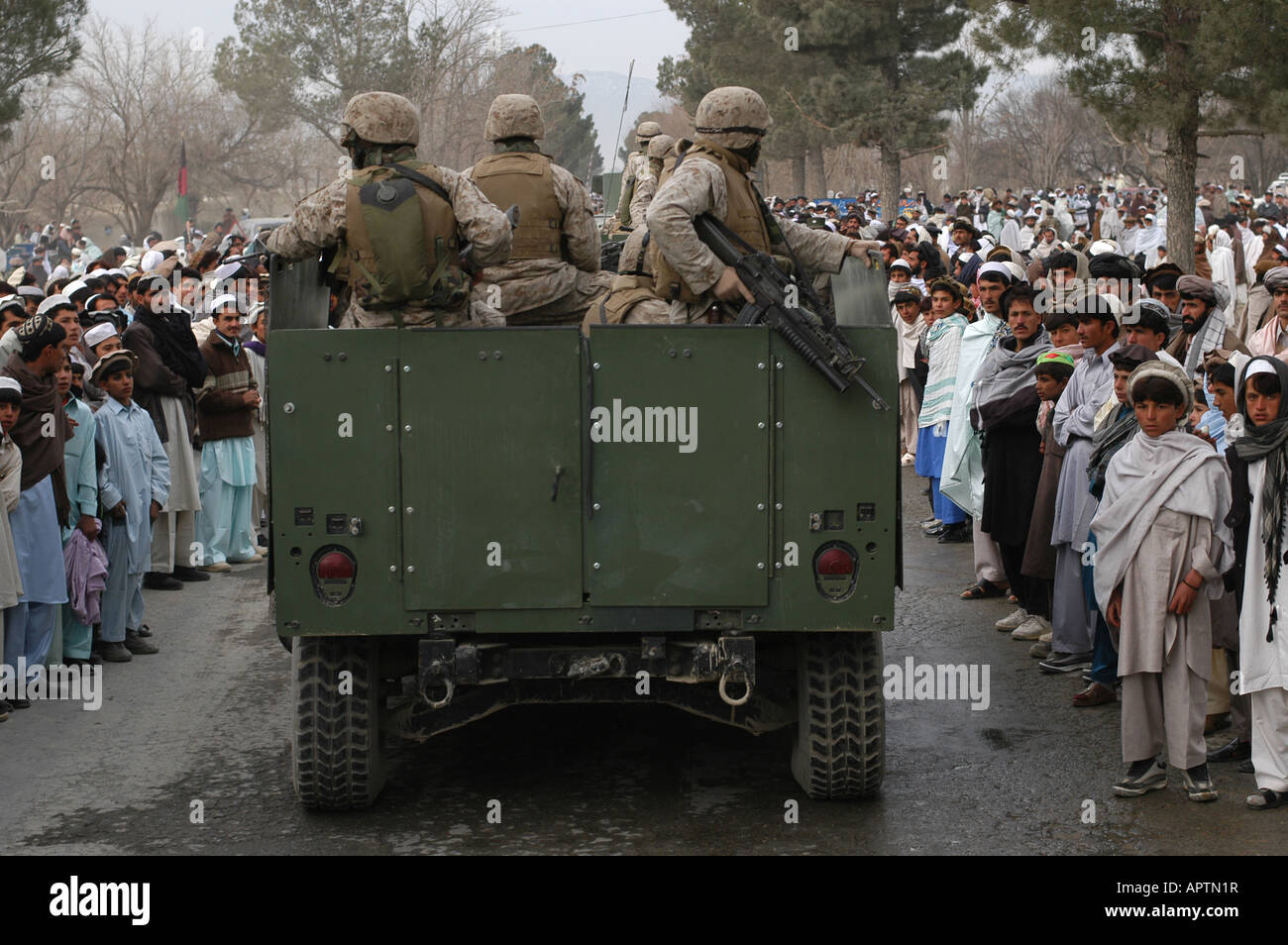 Oriente Afghanistan Gennaio 2005 noi soldati dell esercito in base a Khost .i soldati di pattuglia al di fuori delle moschee Foto Stock