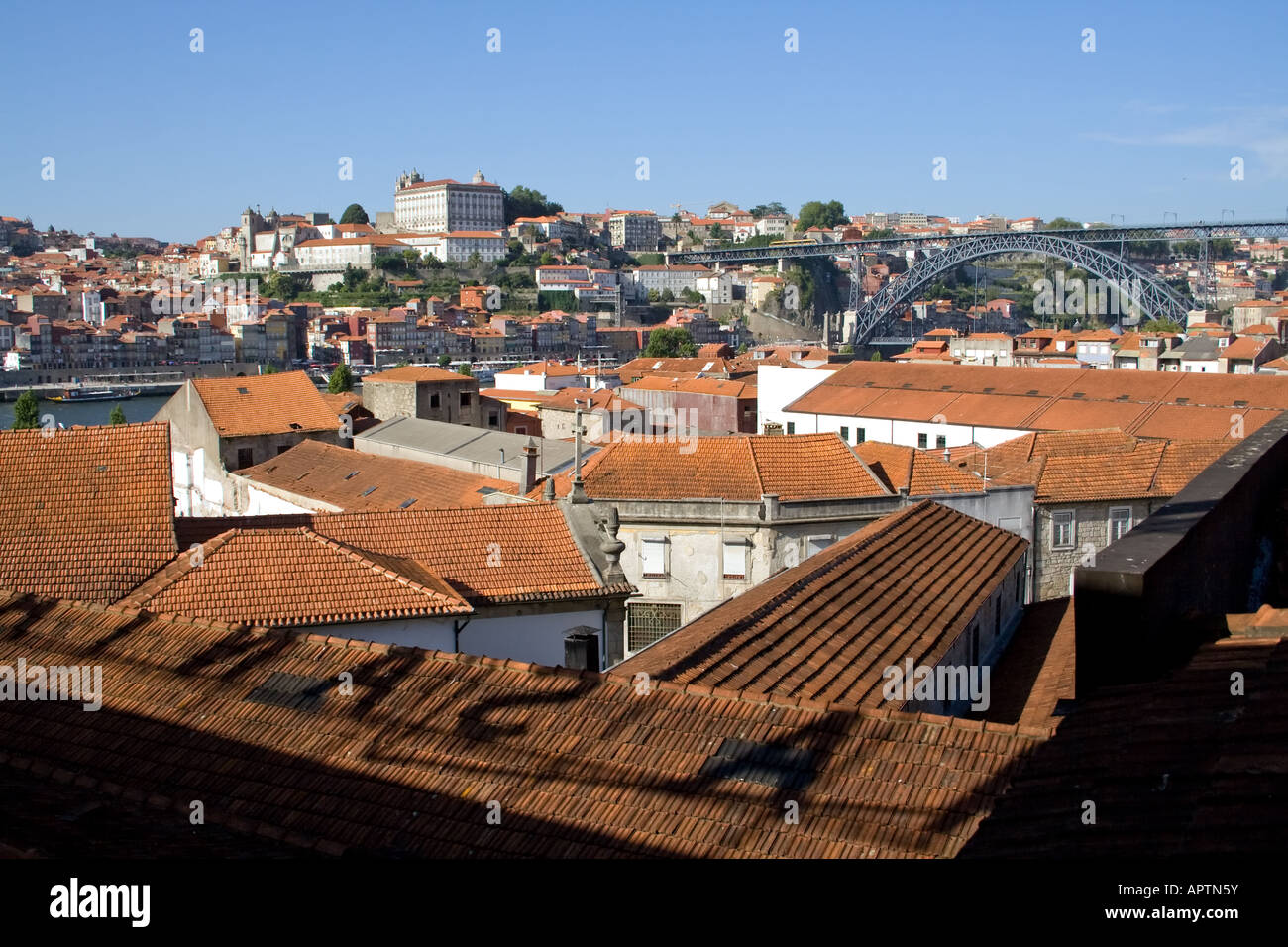 Vista del porto e le cantine di vino porto tetti in Gaia Foto Stock